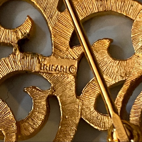 Vintage Crown Trifari Gold Etruscan Scroll Medallion Mid Century Brooch - Picture 3 of 12
